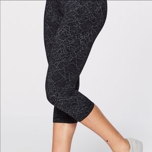 Lululemon Align Black Landscape Spanish Rose Crop